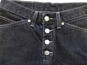 https://www.tailored-jeans.com/media/catalog/product/cache/e86e618e6b40f427a8ad18edc0983822/e/x/exposed-button-fly.jpg